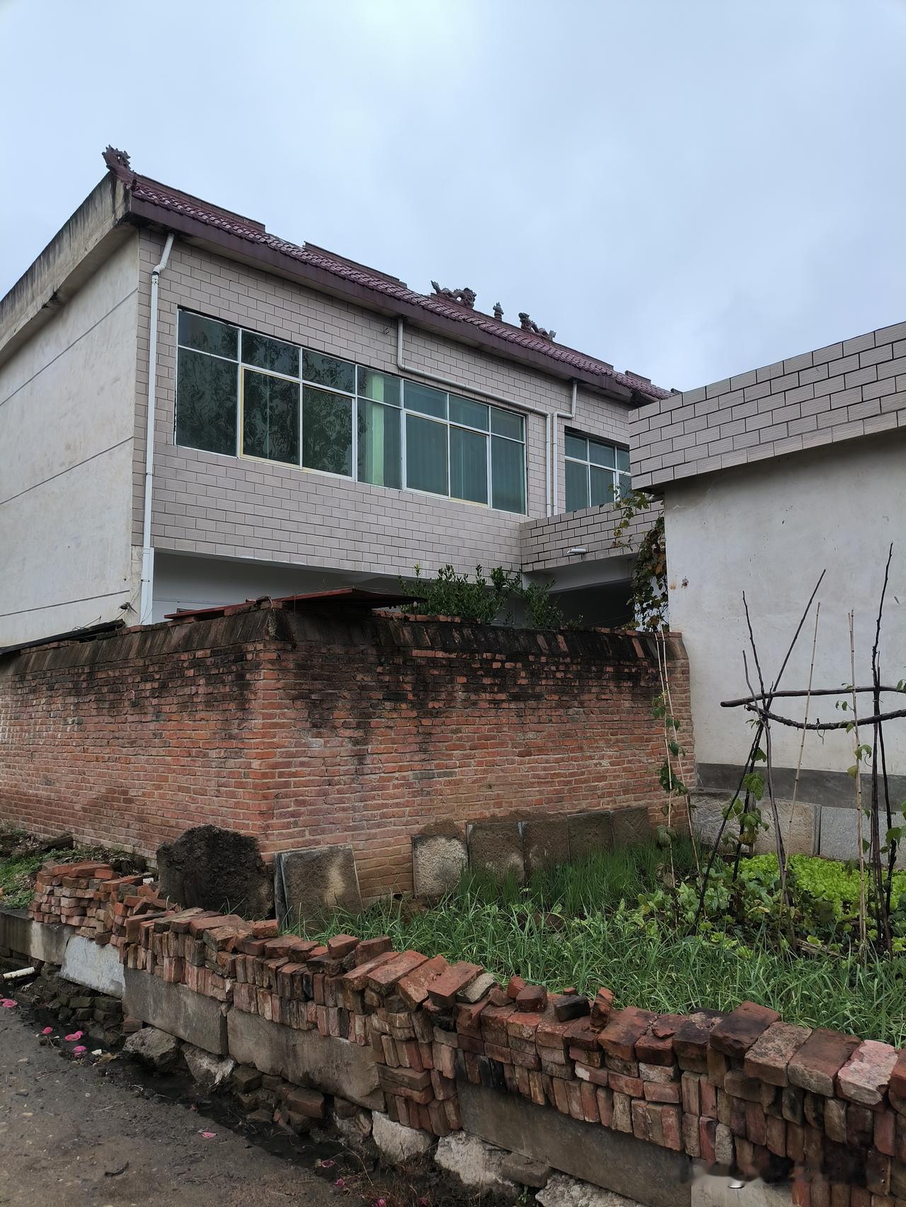 前些年买房的人，如今都没了往日的神气。那时，不管是贷款购房，还是用积蓄买房，不