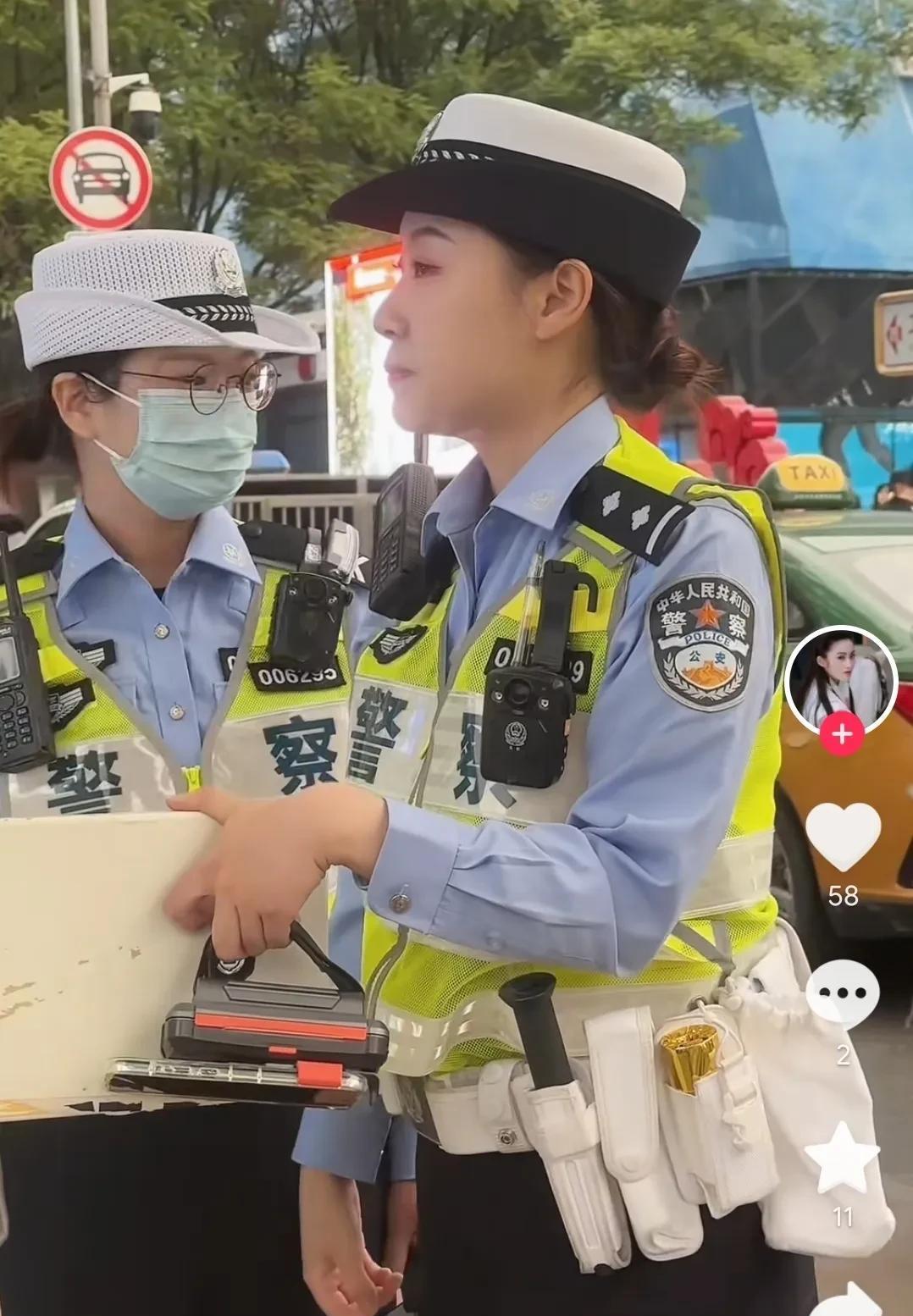 你发现没有？同样都是交警，两位美女的警帽竟然也不一样？看到网友发的两位美女交警