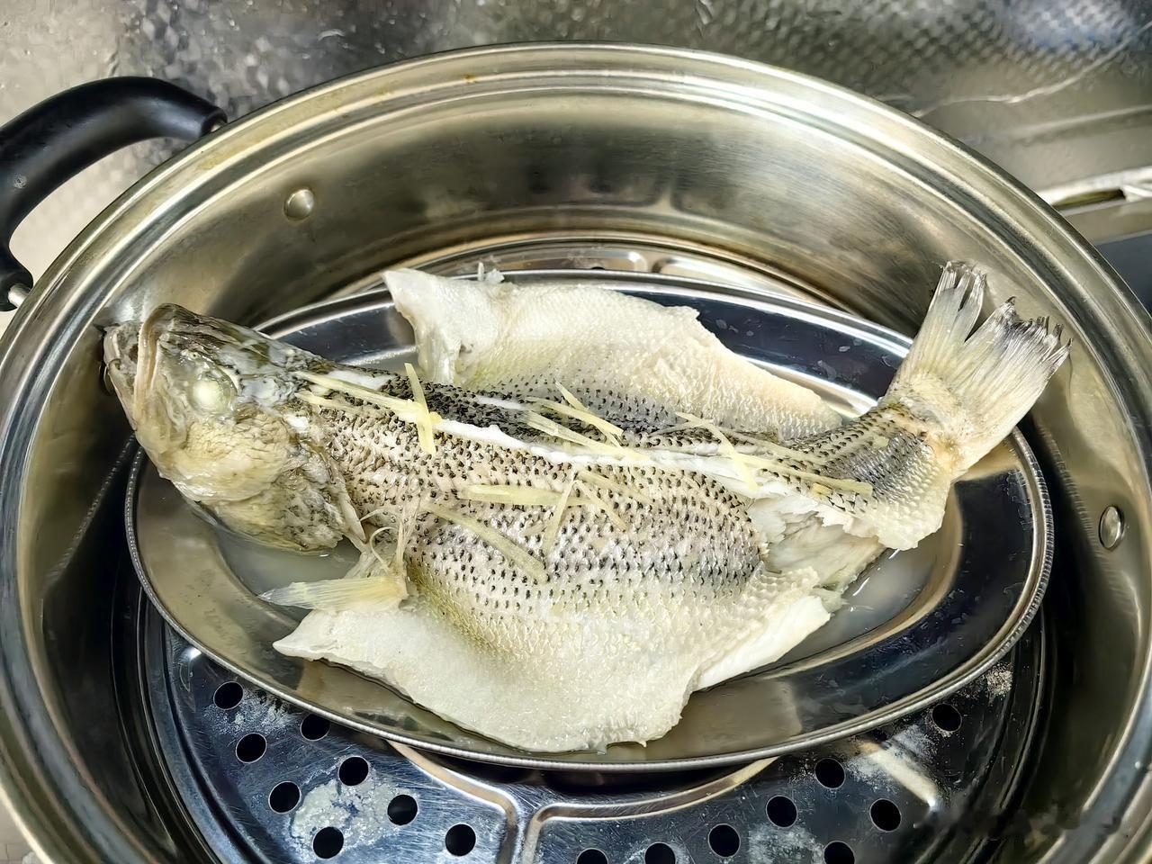 清蒸鲈鱼做法竟然这么简单，味道真的是太棒了[赞]鲈鱼洗干净用刀划开，葱姜水浸泡