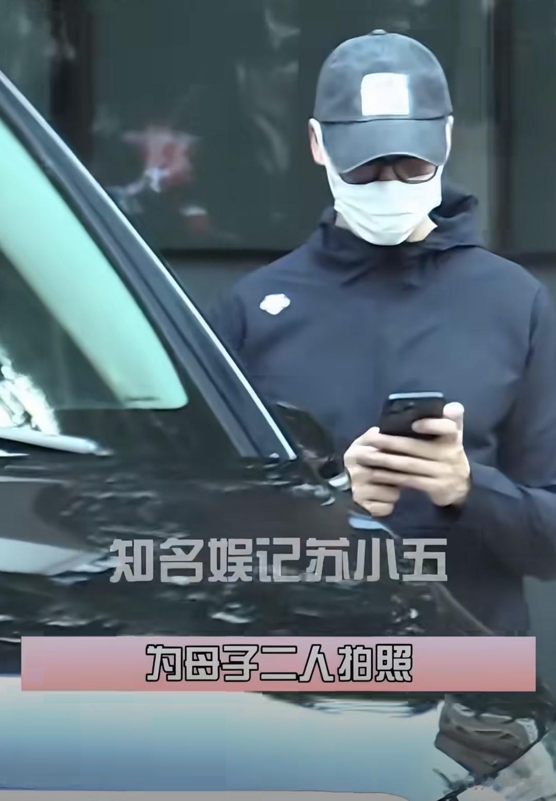 何穗陈伟霆街头同框！母子同款冷白皮太吸睛，1300元珑骧包竟成焦点​​​