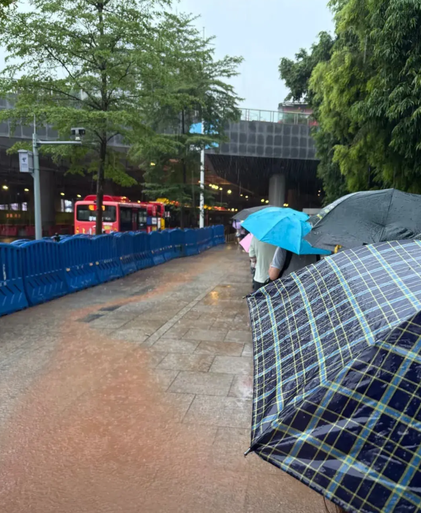 广州公交可以多点人情味吗8月5日早上8点半，广州大暴雨，上班打工人出了广州塔地