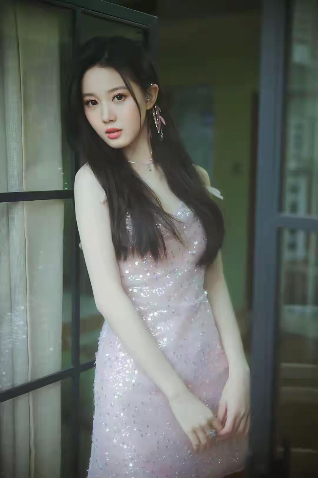 玉人倚窗立，春光满面生。你看过哪些经典的电影粉色连衣裙搭配什么外套好看