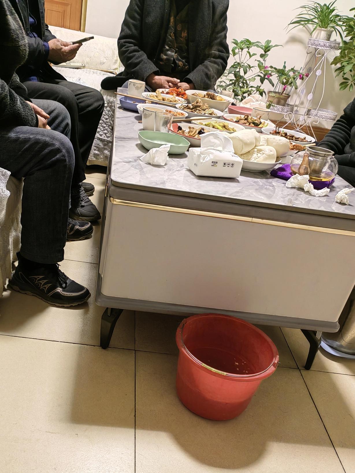 男人的快乐！冬闲，没活干的男人们聚在一起，打牌消磨时光。玩儿到饭点了，有人提