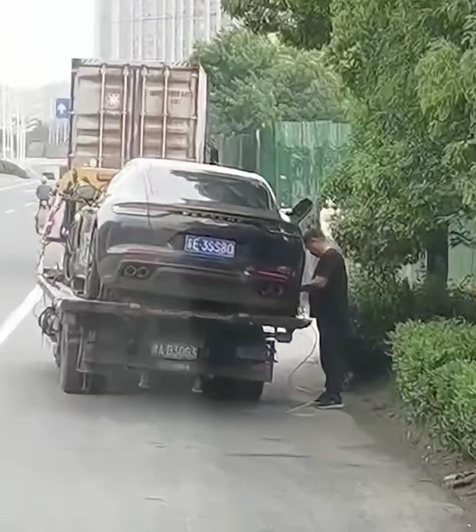 路边有个保时捷出事故了，拖车的人竟然直接在路边给车抽油，装了满满的三桶，全程一点
