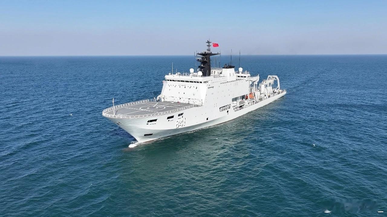 841西湖舰在黄海开展综合救援演练​​​
