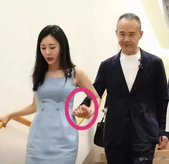 老夫少妻的典范，看看74岁万科创始人王石和44岁的妻子田朴珺的样子，下楼梯时，妻
