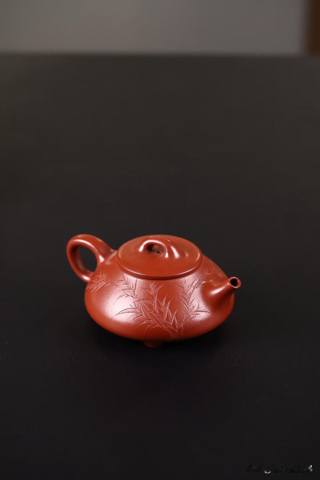 紫砂壶，摸起来竟然“粘手”？这是“打蜡壶”吗？今天，有位壶友火急火燎地找到我，