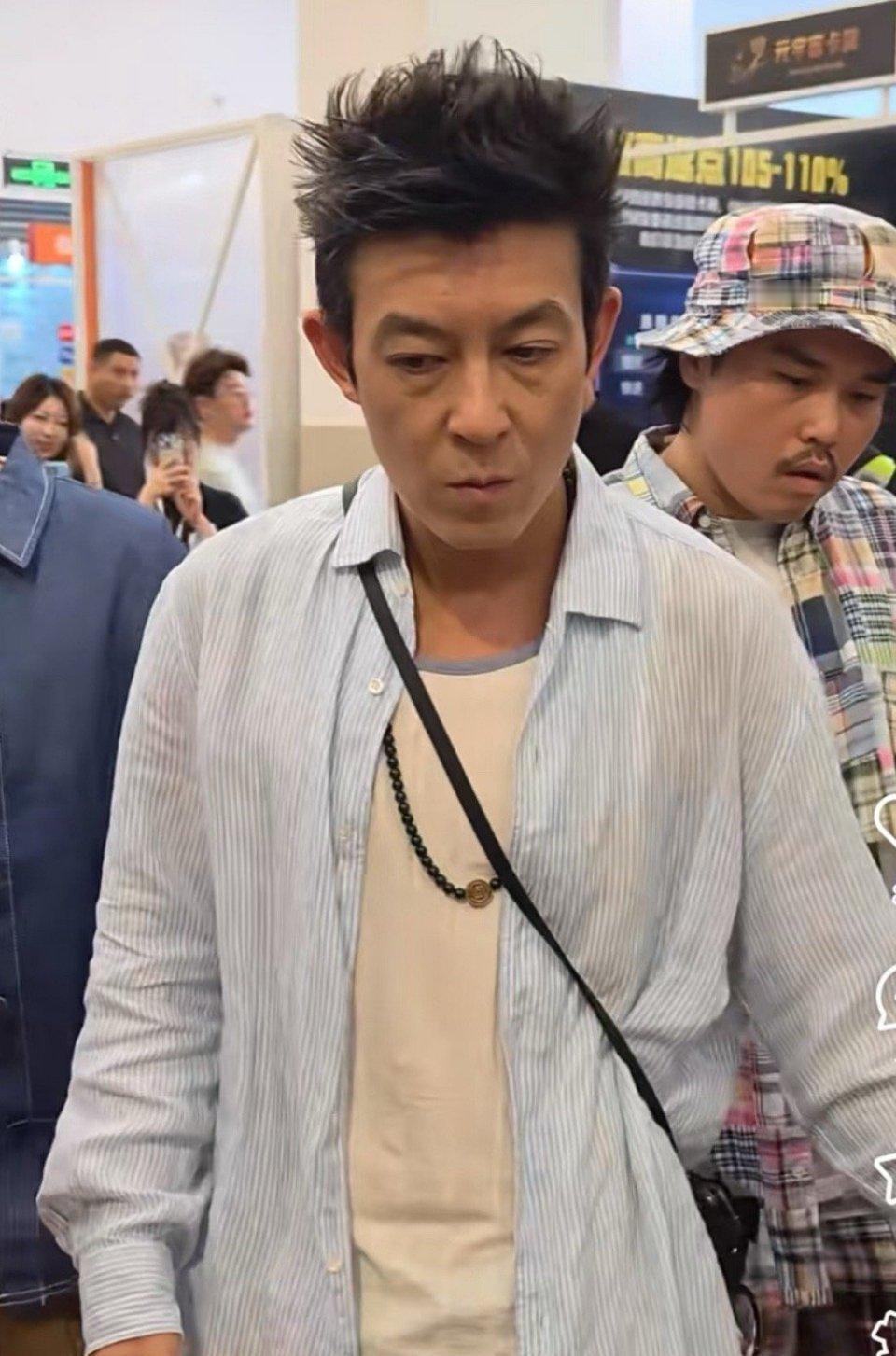 不知道他怎么形容，他脸上的皮肉松弛的，像是画了老人妆一样​​​