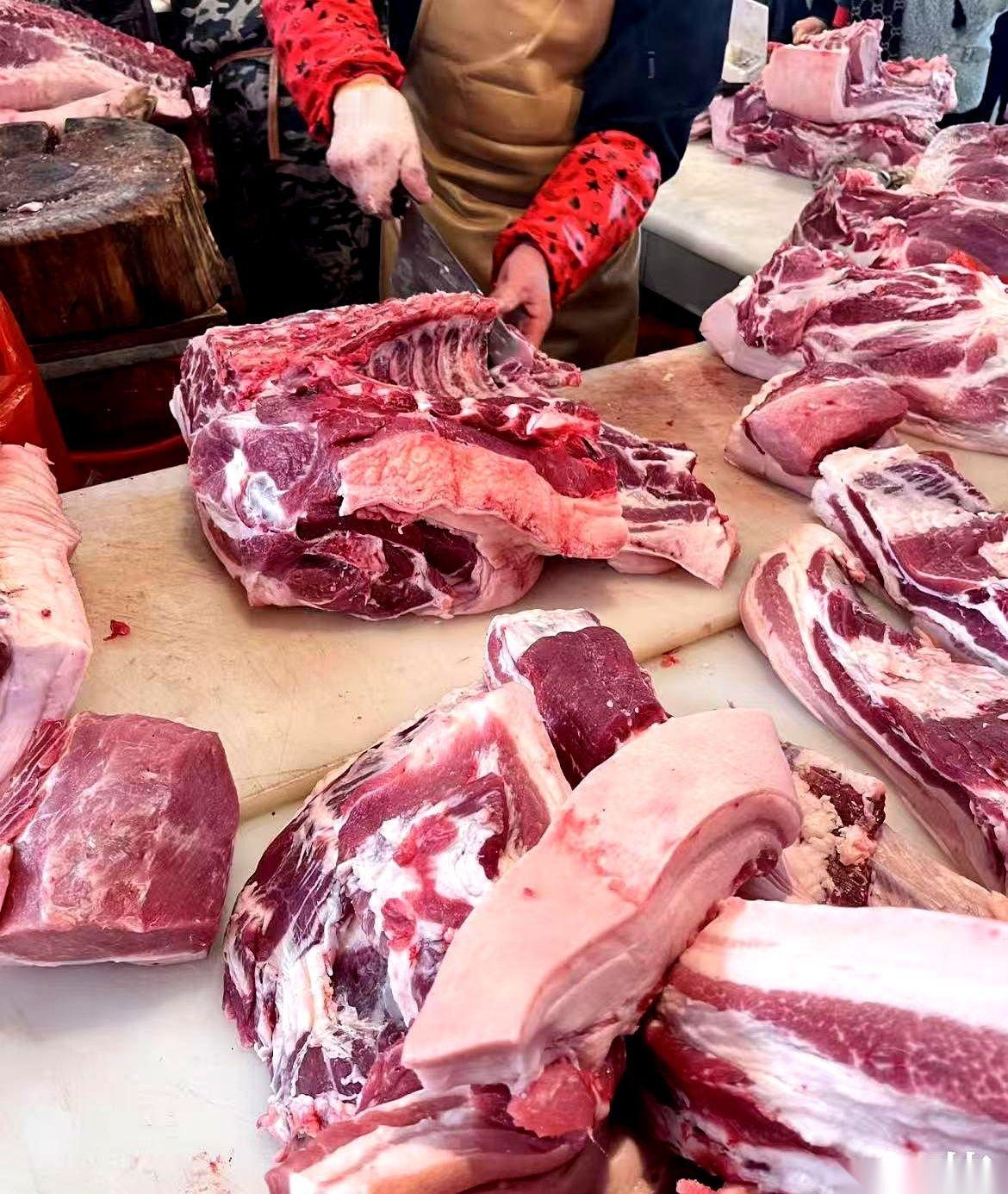 7块钱一斤的猪肉。就在菜市场，红彤彤，看着还挺新鲜。老板一脸“你占大便宜了”