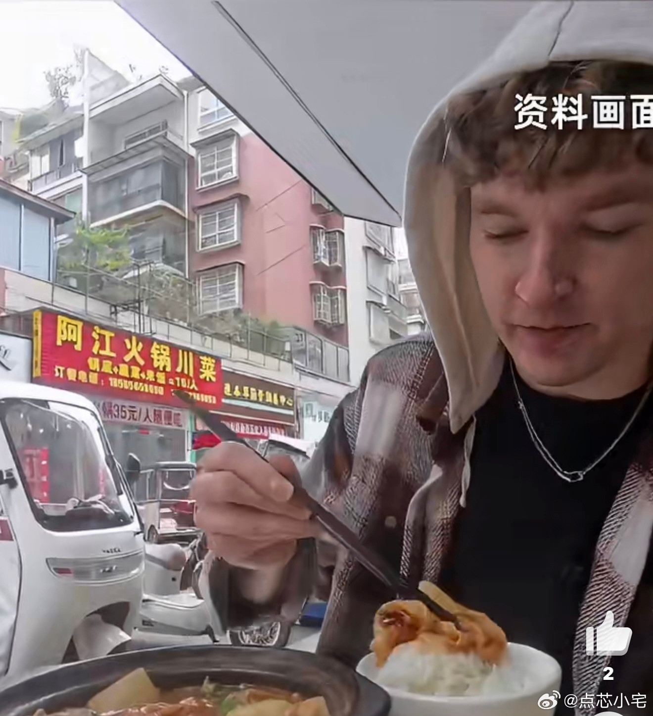 人民网报道火锅成国外游客必打卡美食火锅现在真是火了，老外涮毛肚涮得比咱们还熟练。