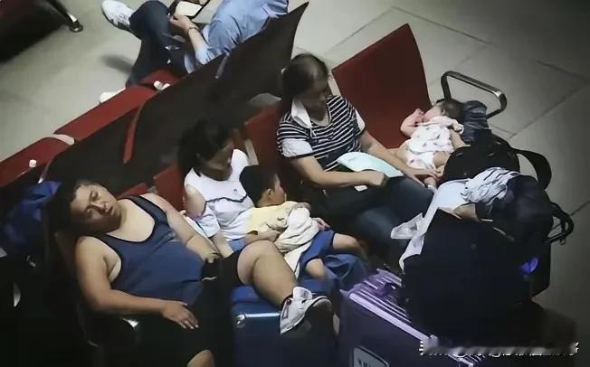 来时候好好的，回不去了！这是最新的一组日本机场的照片，很多中国的游客在机场滞留根