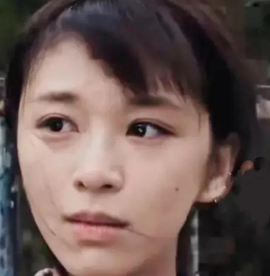 在《利剑玫瑰》中，短剧演员韩录锦因出色表现被夸“电影脸”。韩录锦在剧中一人分饰