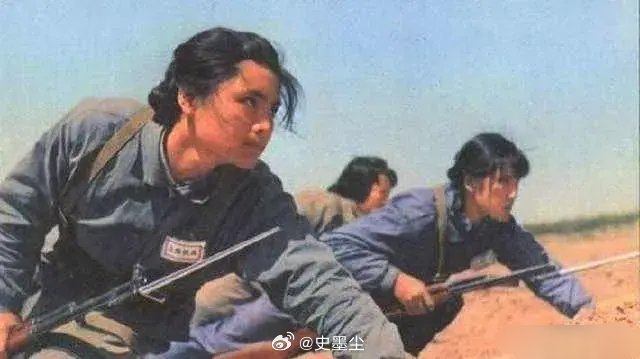 毛泽东同志七绝·为女民兵题照（1961年2月）飒飒英姿五尺枪，曙光初照演兵场。