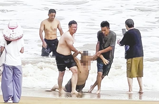 在山东青岛，一位正与家人在海边露营的男子，忽然听到海面上传来急促的呼救声。他