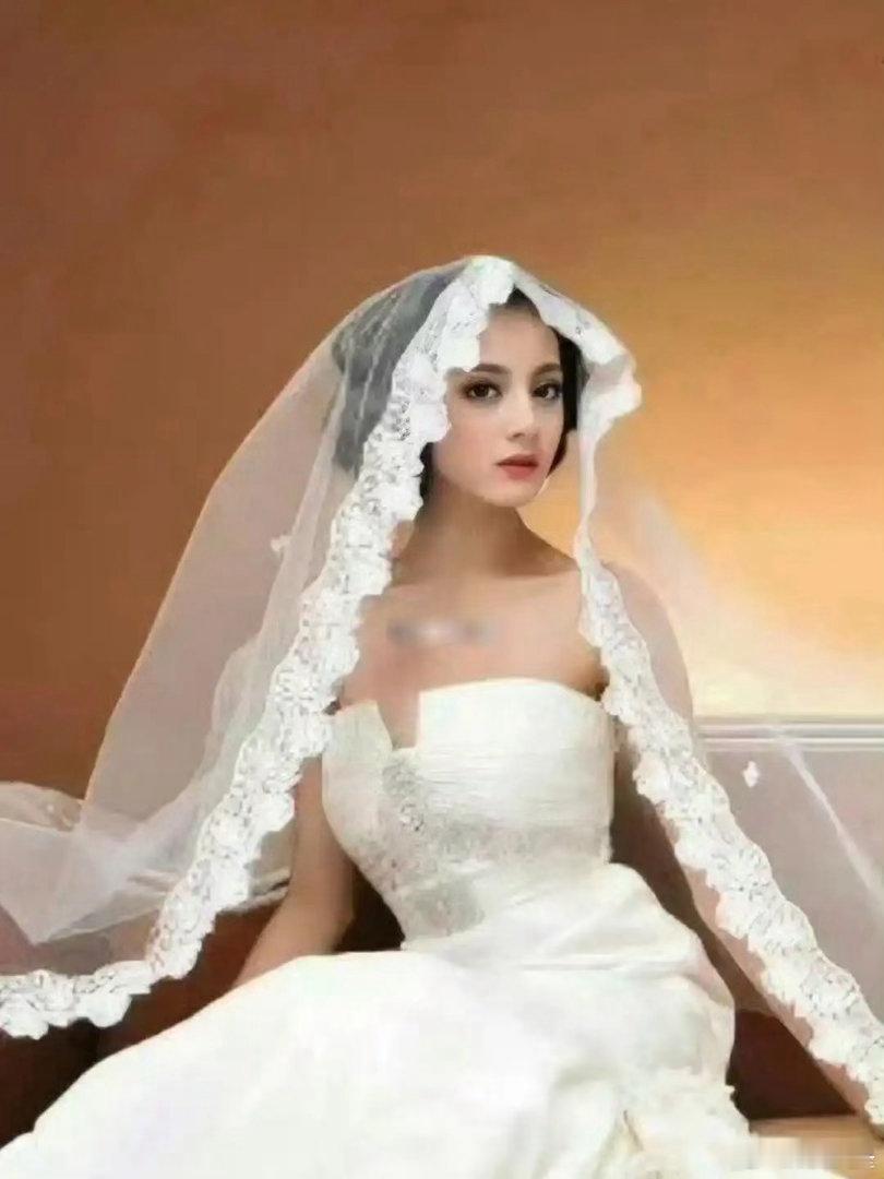 这是15岁的迪丽热巴拍的婚纱大片，美成这样也太绝了