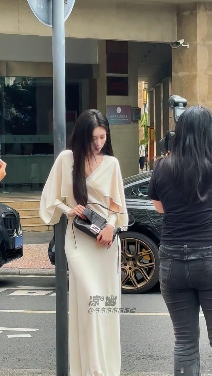孟子义黑长直千金感孟子义这身白裙黑长直造型太有质感了！素雅妆面衬得气质清冷华贵