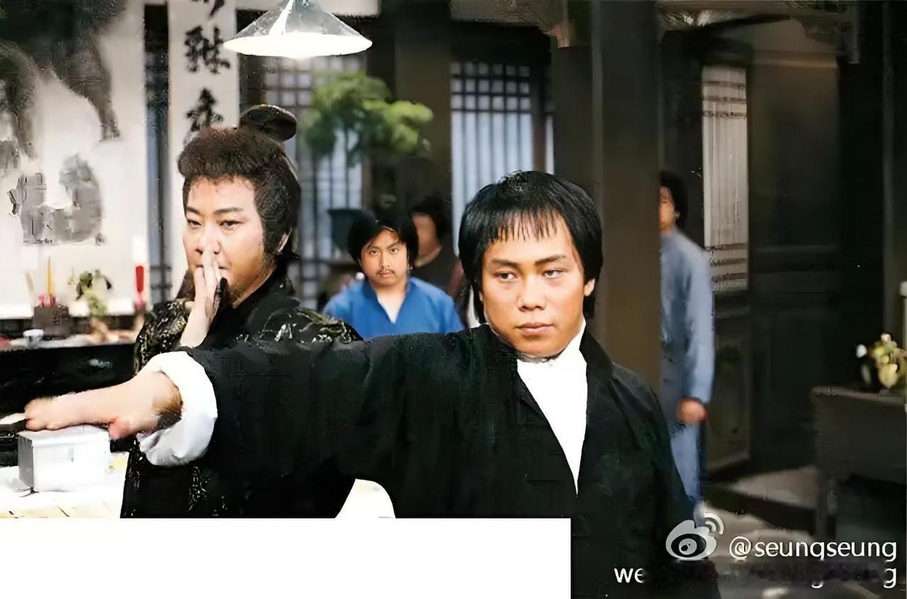 悼梁小龙先生依稀哼唱长城长，少时情怀沸襟膛。陈真豪情凌霄汉，我辈楷模怎