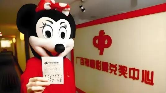 彩票中了800万，钱一进银行卡，银行已“盯上你”了！很多人以为中了大奖就能“躺平