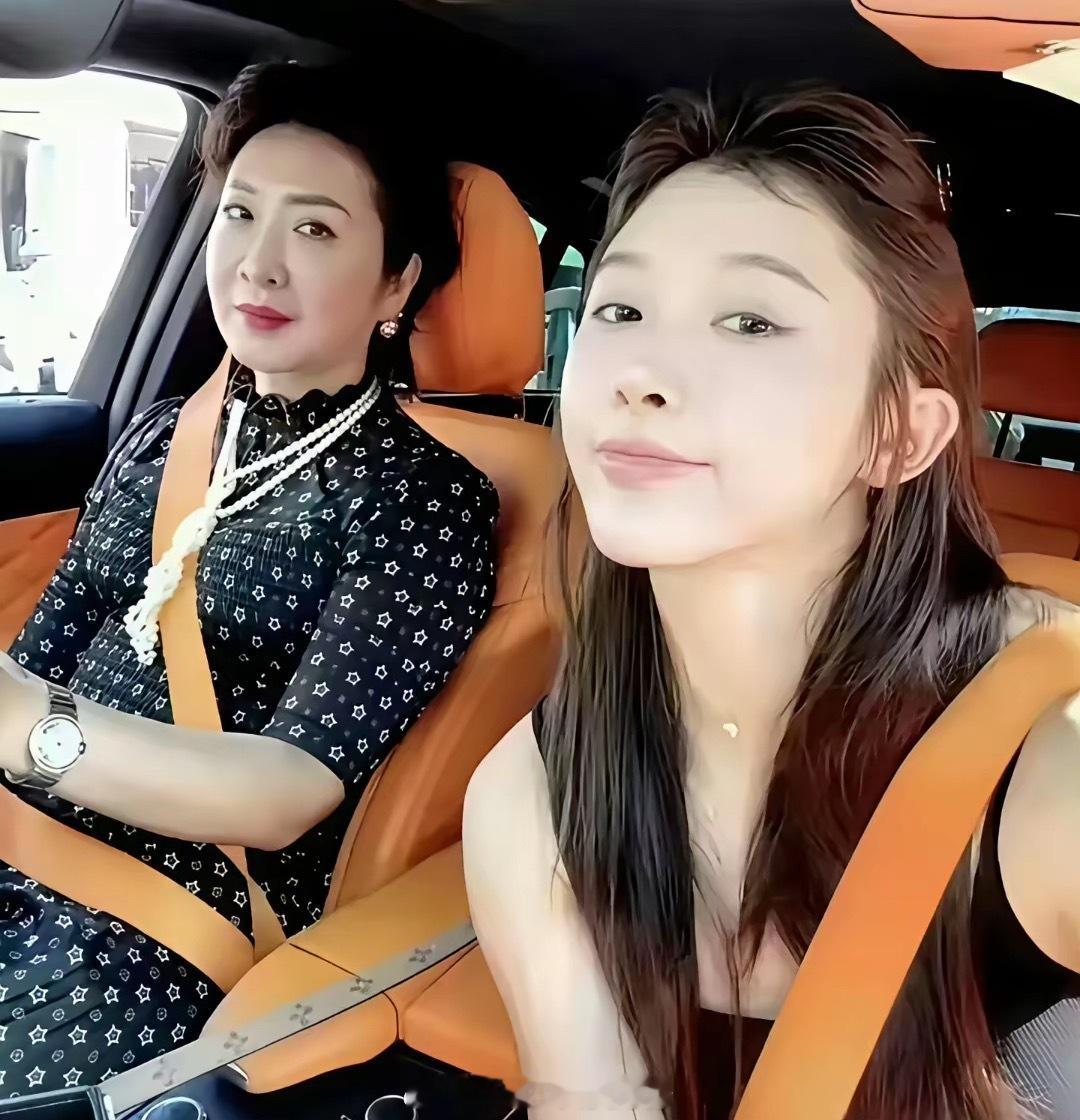 吴艳妮才是更早的王诗龄吧，妈妈有钱养出来的小孩漂亮又有气质。她妈妈长相大气又曾是