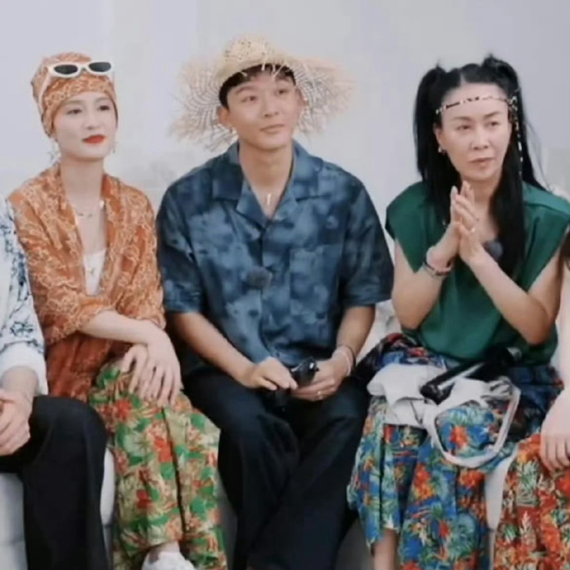 花少团：穿和搭是两回事我真的受不了了！！那行李沁张晚意有点好笑​​​