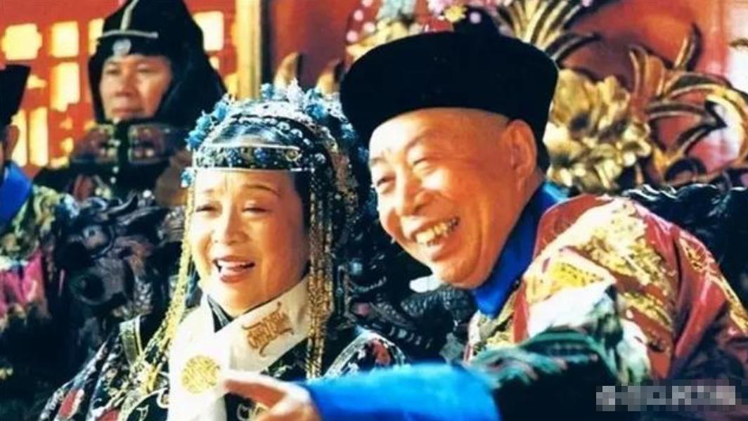 清朝时期，慈禧临死前紧紧盯着李莲英，那目光是让他陪葬。伺候了38年的李莲英看明白