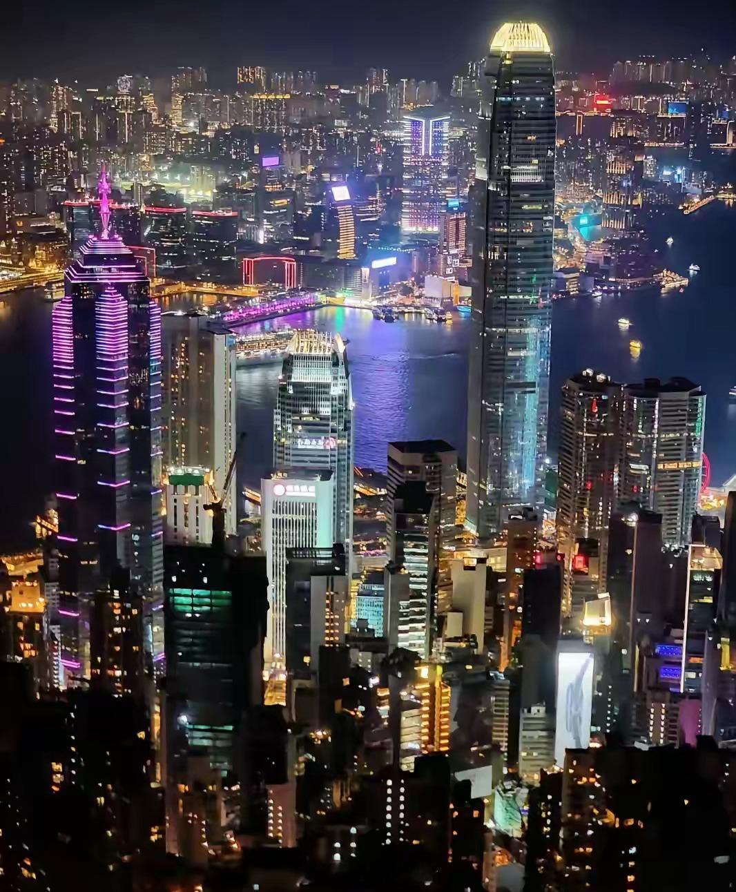 前三张香港的夜景后三张重庆的夜景你们觉得，谁是中国夜景界的天花板？
