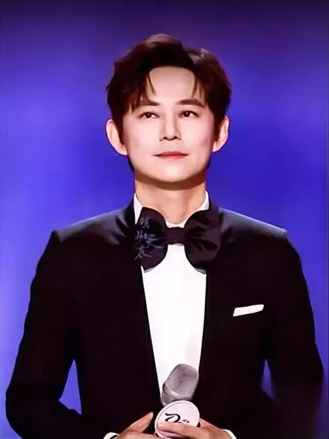 何炅主持翻车？太意外！总决赛现场多次结巴卡壳说好的“救场王”失灵了？昨晚