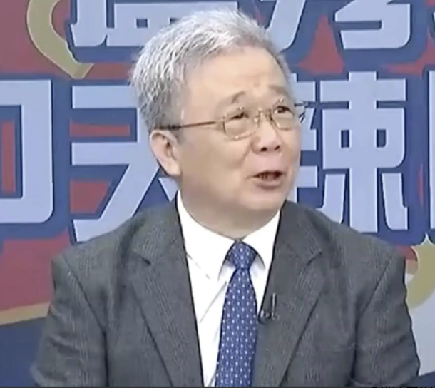 栗正杰连说两句“我绝对不会去”，还把自己跟郝柏村相提并论。原来觉得，这个小老