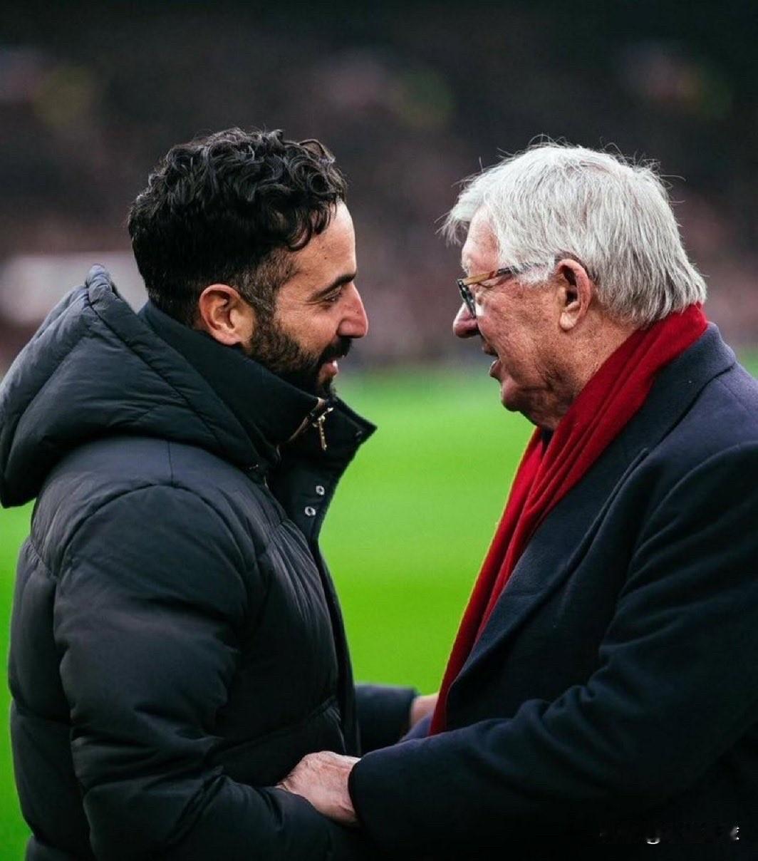 在弗格森爵士执教的最后一年，他让3名青训毕业生完成了一线队首秀。而在阿莫林执教