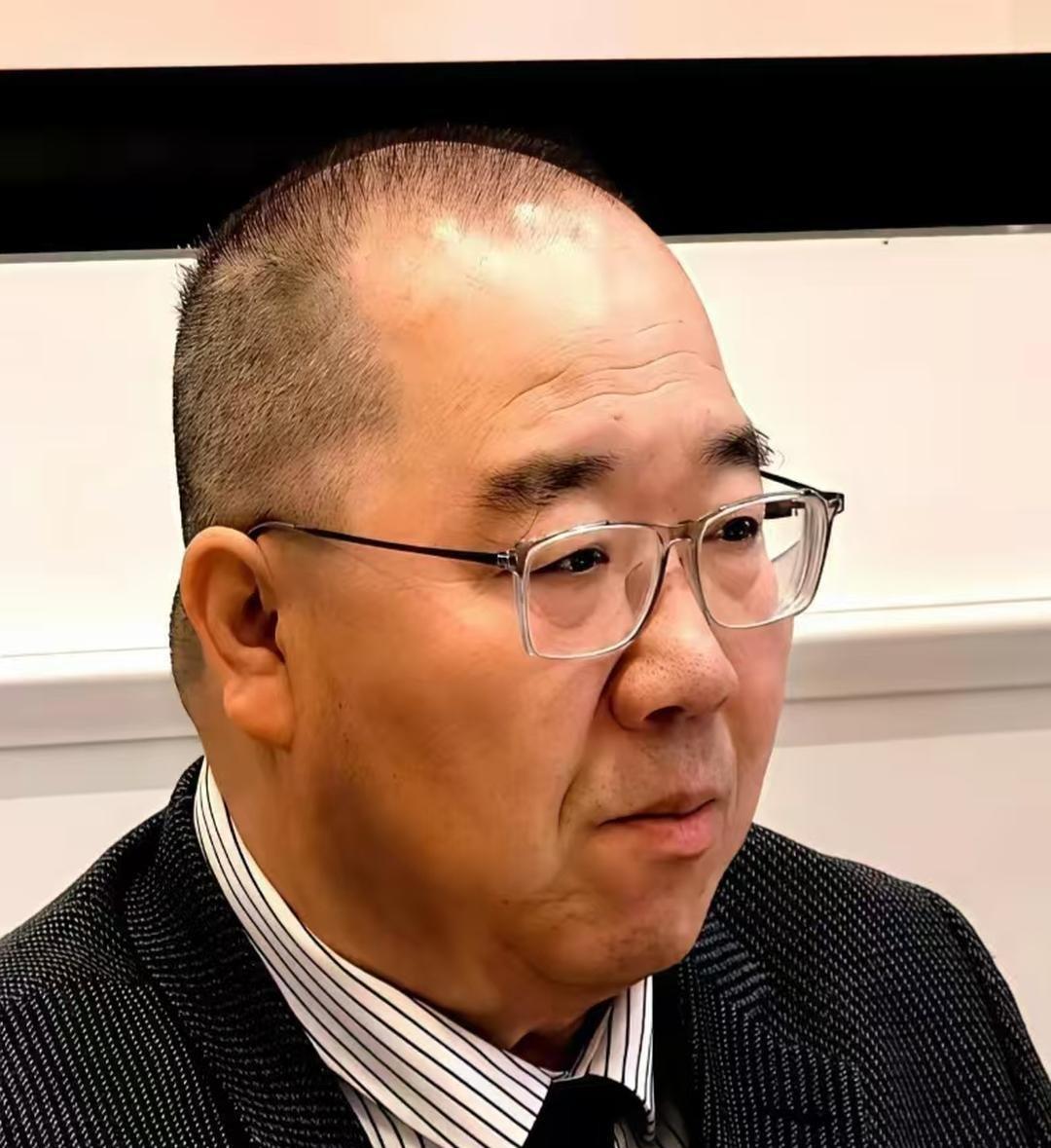 英达在直播间给儿子巴图刷礼物，不知道为啥，我盯着那几个礼物图标看了好一会儿，心里