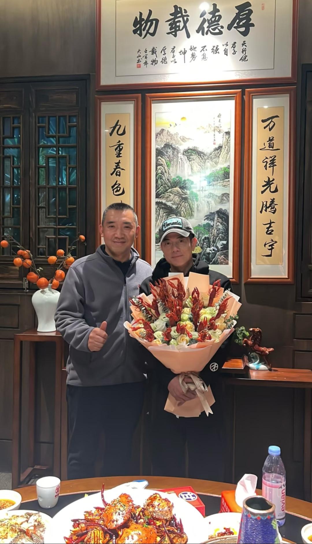 12月29日，郭富城现身重庆，打卡重庆一美食店，品尝了当地的特色小龙虾。郭富