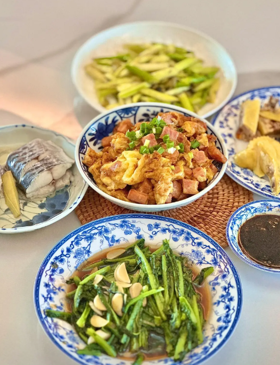 邻居小两口都俩孩子了，女的非要闹离婚，不是因为男的吃喝嫖赌、胡乱混，原因是:  
