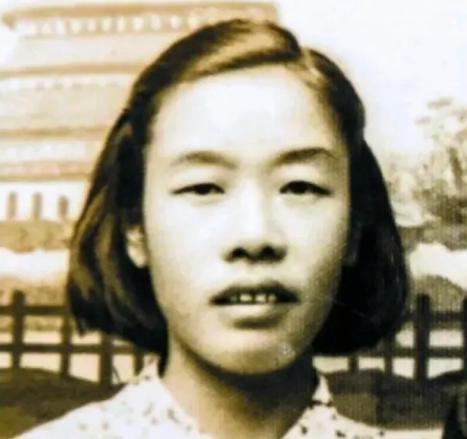 1949年,渣滓洞屠杀的枪声过后,特务开始检查尸体,一个女囚的腰部被枪托狠狠捅了