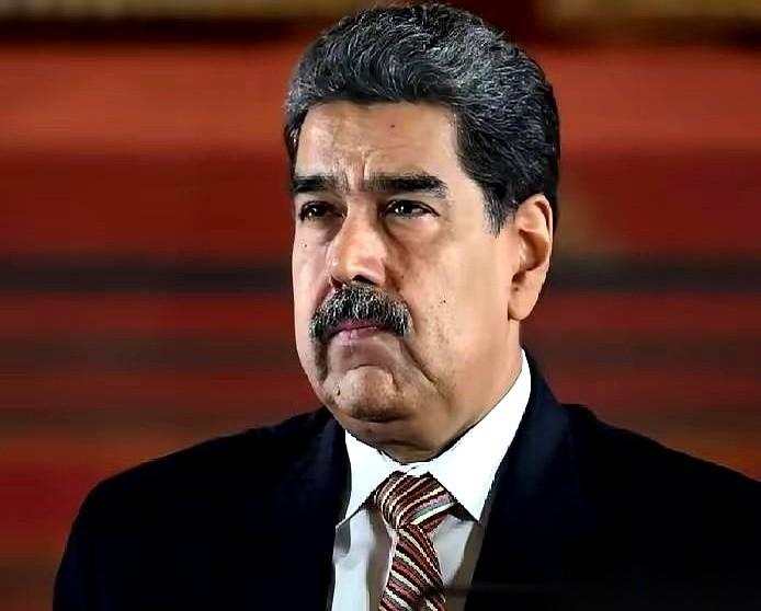 特朗普一个电话打过去，想让马杜罗滚蛋。结果马杜罗挂了电话，转身就在全国电视上，