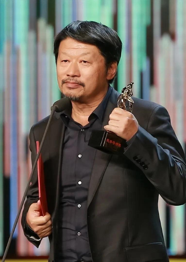 导演孔笙说：“当时，在《琅琊榜》刚开拍没几天，靳东就开始‘闹情绪’了，跑来告诉我