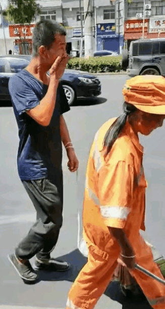太扎心了！西安40度高温天，开元商场门口，一位环卫工妈妈在毒日头下扫地，腰上拴根