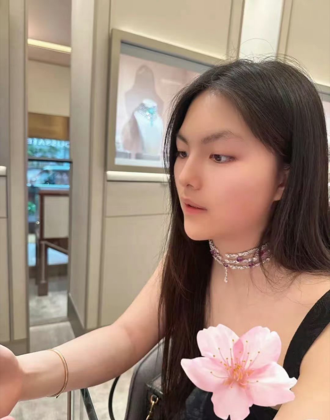 王诗龄戴的项链据说是价值460万，李湘真的把王诗龄宠成公主了。​​​