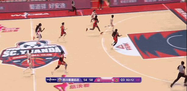 山西女篮这个外援奥斯汀强硬起来也是真的硬，连续冲击四川女篮内线，还能多次打出2＋