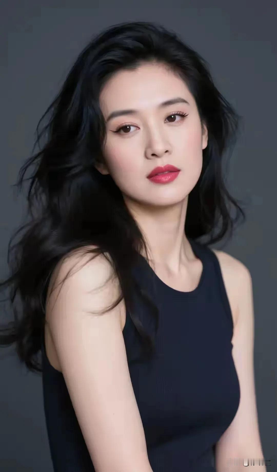 女人的魅力在于气质与美貌并存，智慧与美貌并存。腹有诗书秩序化，就是说女人的内在修