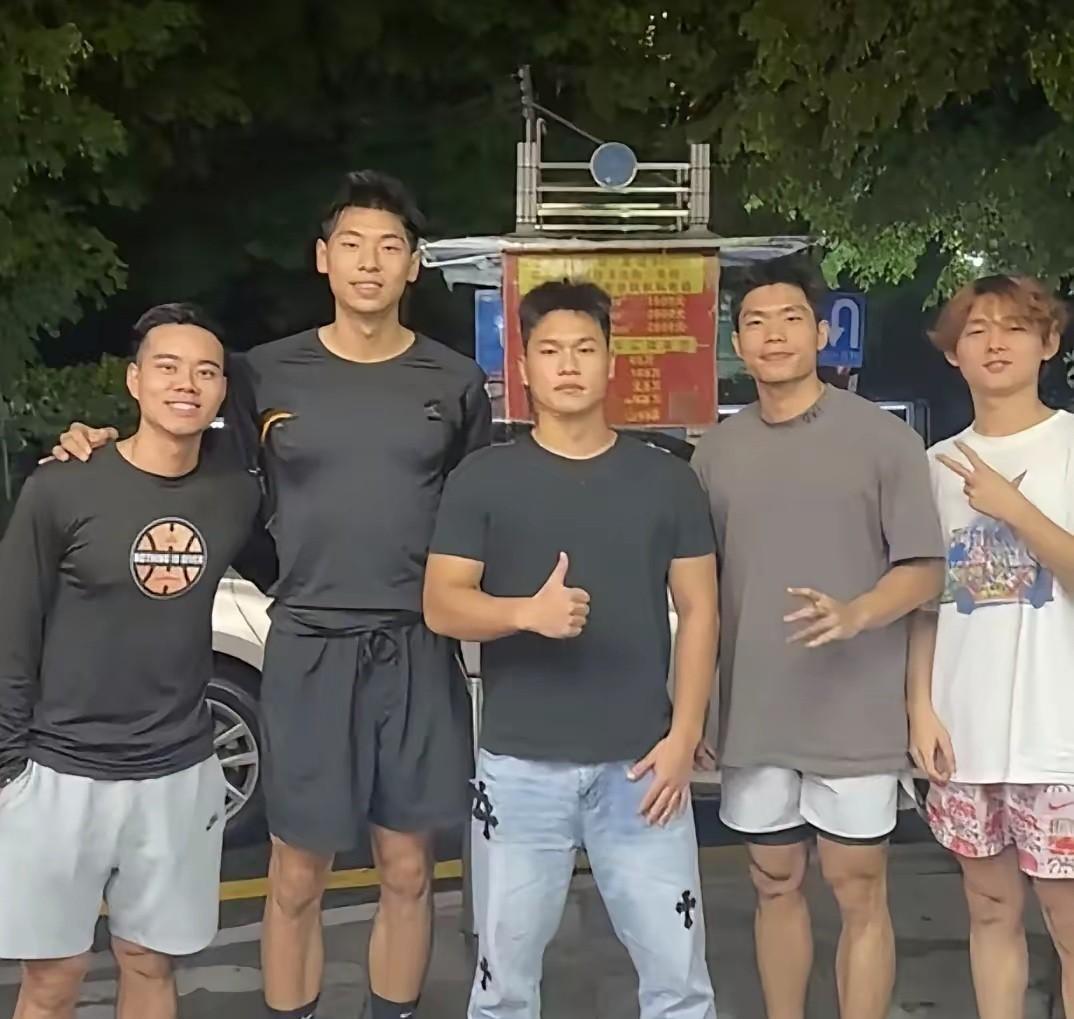 崔永熙彻底融入东莞生活！近期，崔永熙分享自己与朋友们在东莞街头吃美食的照片，并