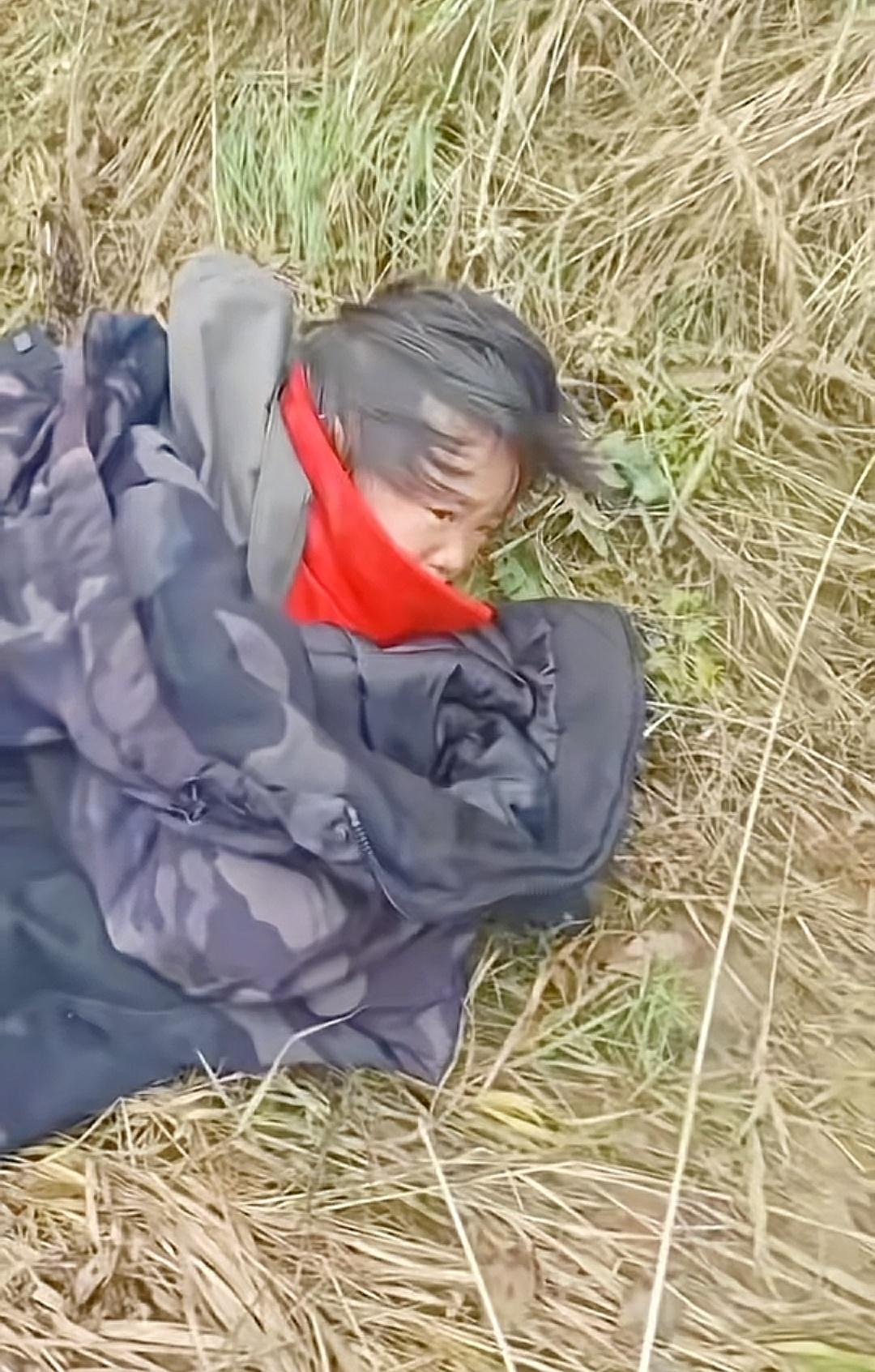 不愧是东北人，出动12000人后，辽宁4岁女童丁一，失踪44小时后，在深山沟里找
