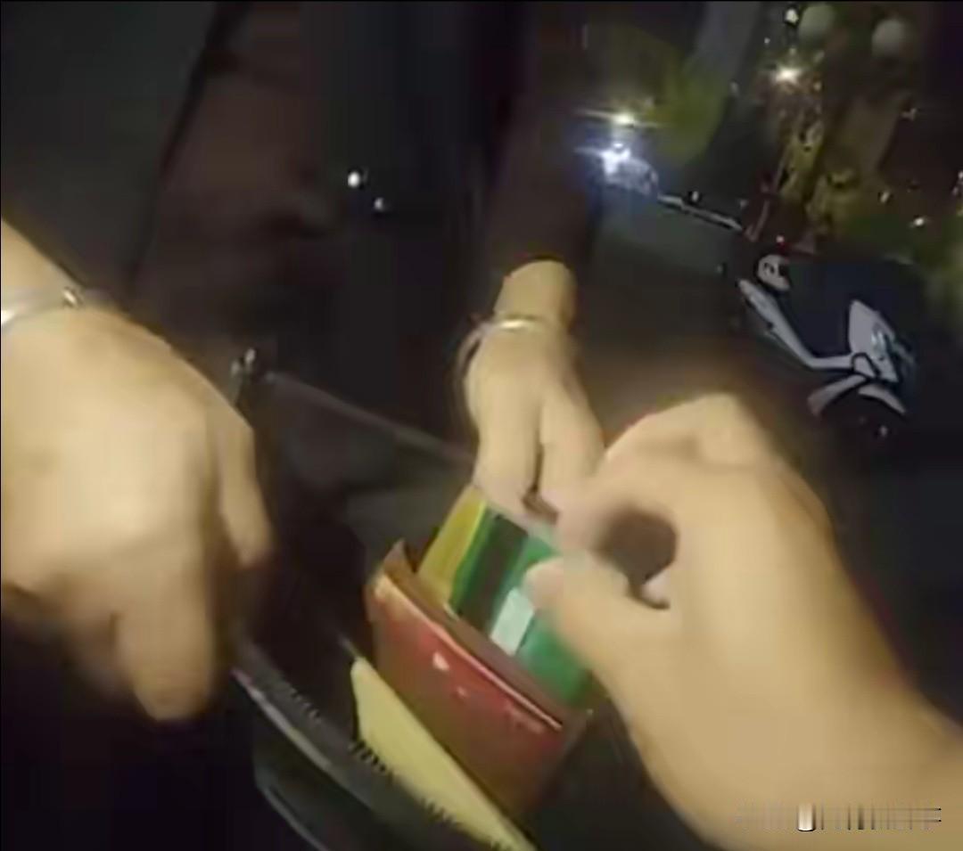 暖心一幕！成都，一阿姨深夜路过一辆共享单车，发现车筐里有个黑色背包，一直没人取。