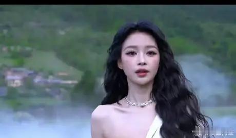 没有多角度打光的镜头下，艺人的所有状态都一览无遗了。VOGUE红毯直播