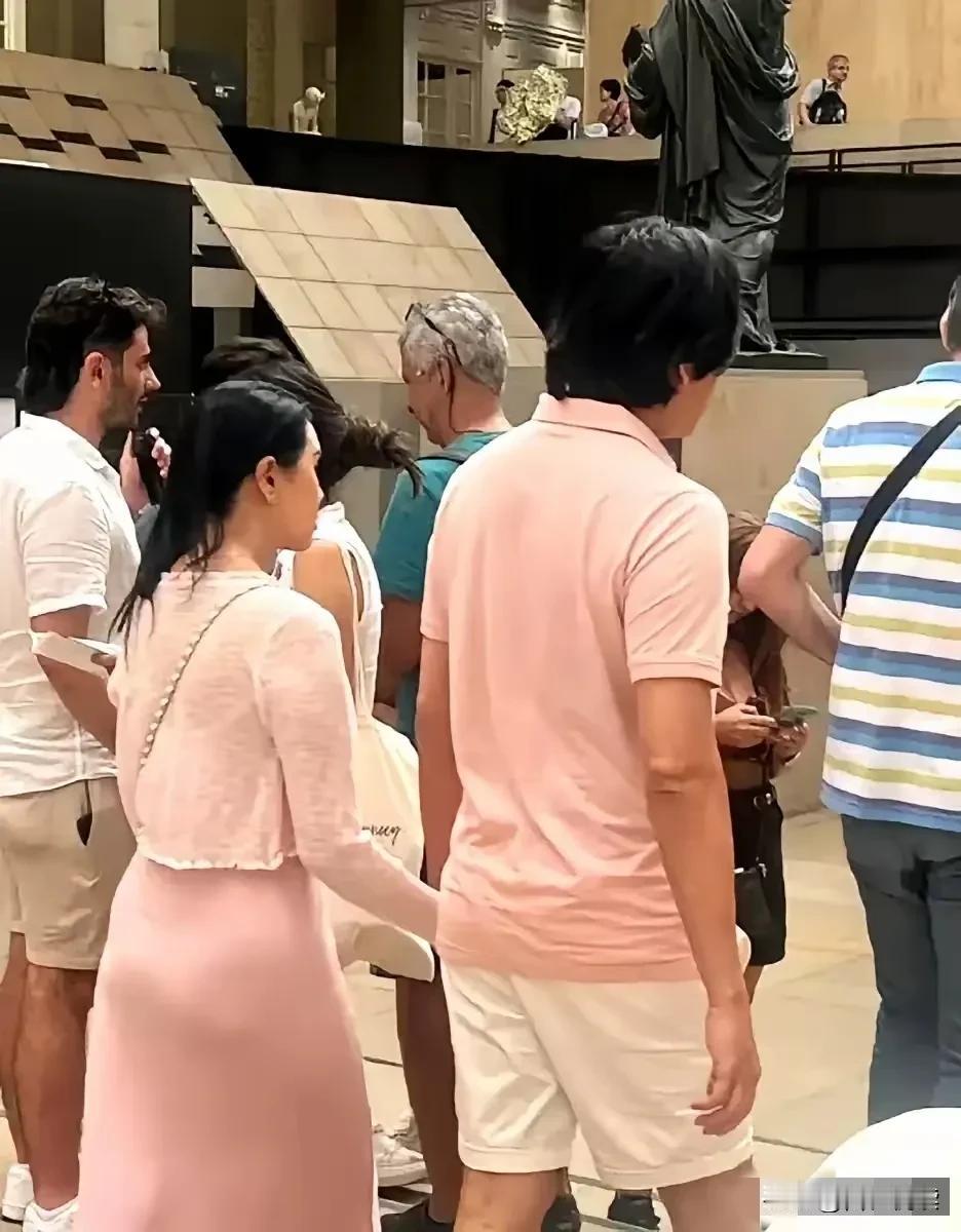 如果我不说他俩是谁你们能看出他们是谁么有网友在巴黎偶遇这对夫妇不是说女的