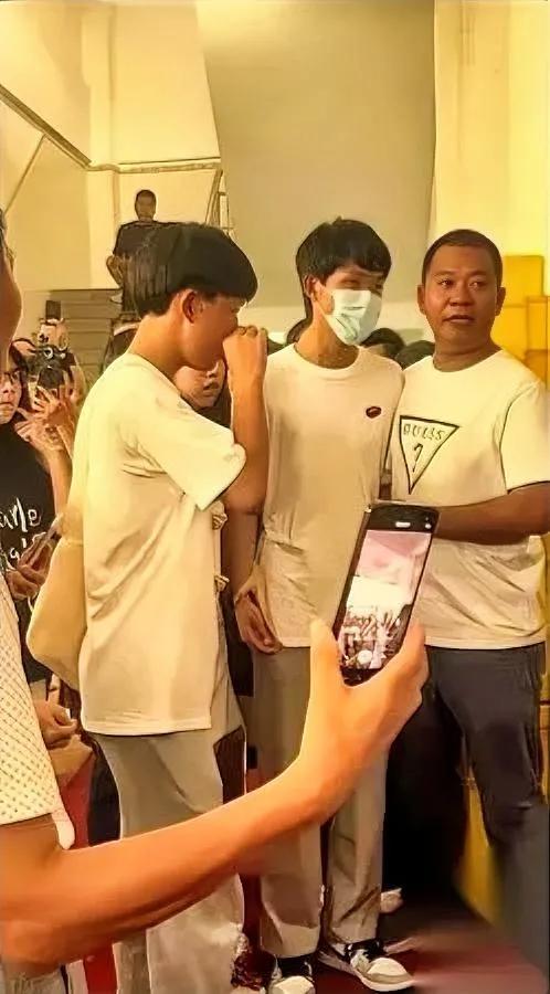 叶锐聪爸妈刚离开四川养家就跑去学校看他了亲妈直接放话:“敢再碰我儿子,别