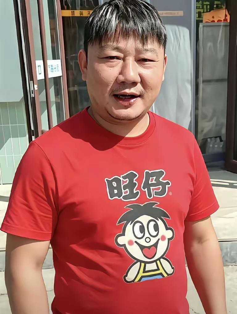 太搞笑了。旺仔自己估计都没想过会用这种方式火一把。看到这张照片之前，谁能把张雪