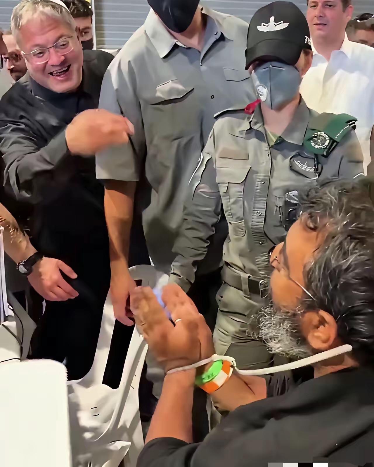 以色列真的是太狂了，拦截全球援助加沙的船只后，将几十个国家上百名志愿者全部抓获，