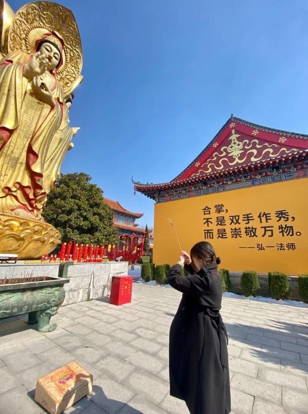 我妈信佛，前几天我们去寺庙里烧香，她扫码捐了1000块钱。本来就是心诚的事，