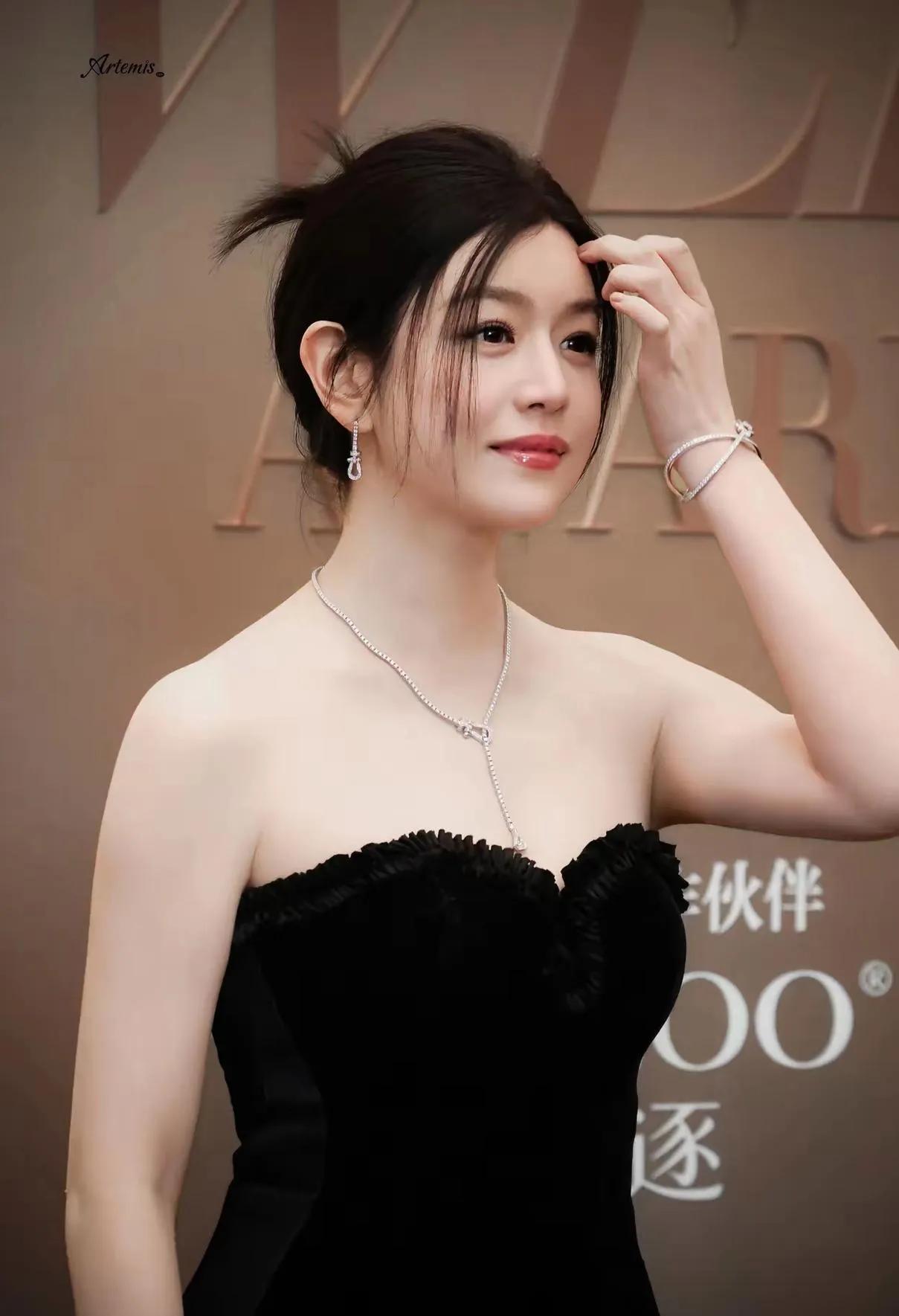 陈妍希这黑裙杀疯了！谁还记着沈佳宜啊✨抹胸鱼尾裙勾勒绝美曲线，冷艳氛围感拉满，