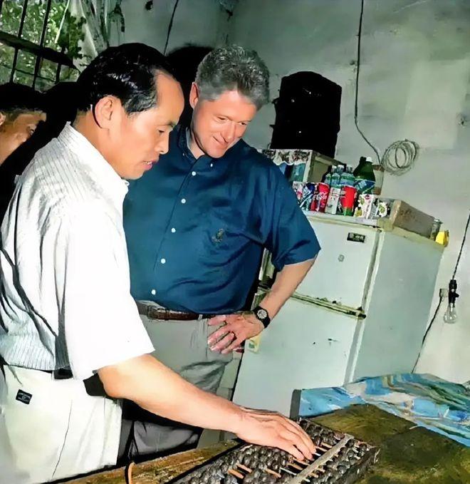 🌞1998年，克林顿访问中国，有一天他无意中走进一家小卖铺，看到老板还在使